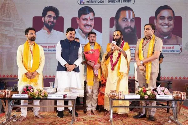 मंच पर मुख्यमंत्री डॉ. मोहन यादव और अन्य अतिथियों के साथ फूलमाला पहने संत संबोधित करते हुए