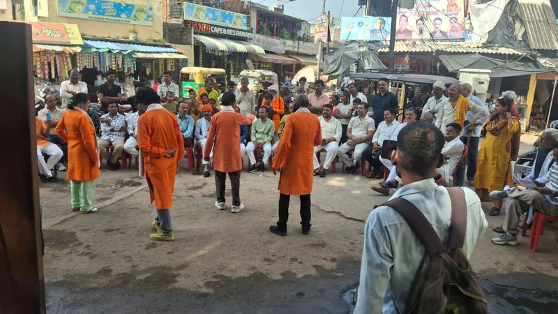 सेवा संकल्प अभियान के तहत ओरछा में नुक्कड़ नाटक से दिया जनसेवा का संदेश--