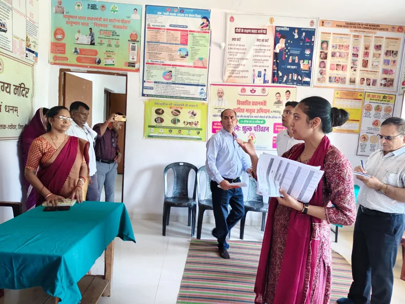 प्रभारी कलेक्टर ने किया उचित मूल्य दुकान, स्वास्थ्य केन्द्र और स्कूल का निरीक्षण