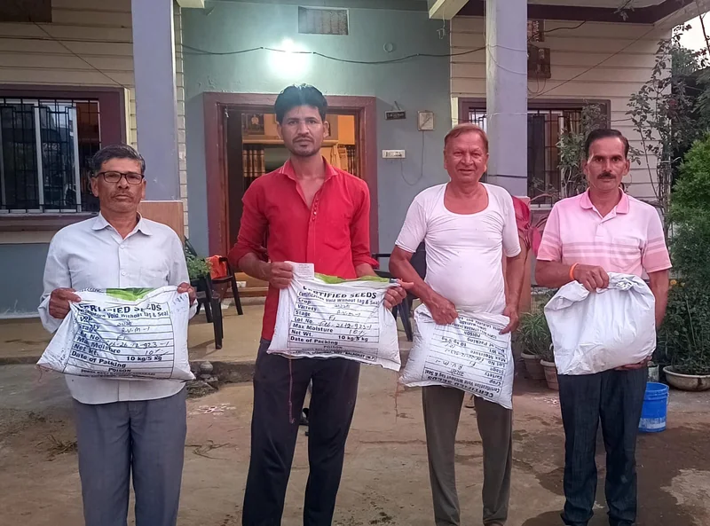 ग्राम टेकाड़ी में किसानों को सरसों के उन्नत बीज वितरित, तिलहन उत्पादन बढ़ाने के लिए किया प्रोत्साहित