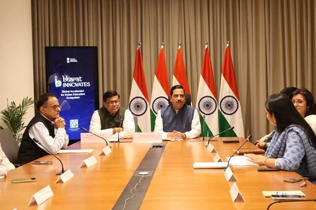 केंद्रीय शिक्षा मंत्री ने भारत इनोवेट्स 2026 पर स्मारक पुस्तक का विमोचन किया