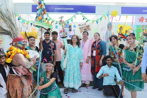 नई दिल्ली के उल्लास मेले में छत्तीसगढ़ के स्टॉल पर जुटे प्रतिभागी